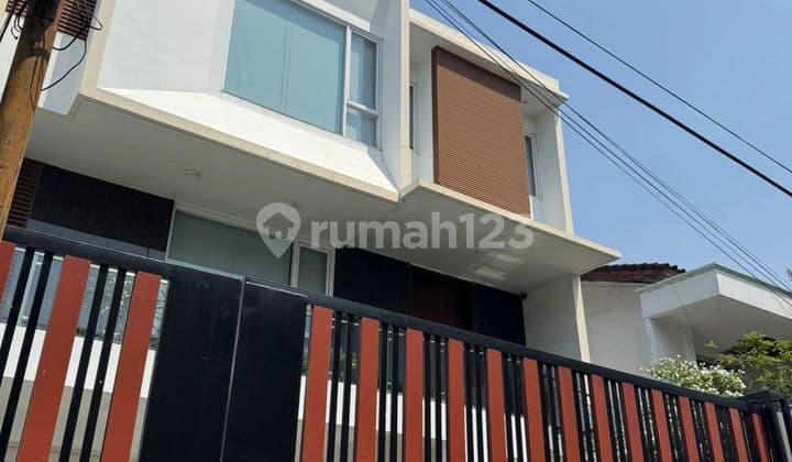 Dijual Rumah Pluit Modern Minimalis 3 Lantai Full Furnished Luas Tanah: 10 X 23Luas Bangunan: 540 M23 Lantaikamar Tidur: 5 + 1Kamar Mandi: 4 + 1Full Furnishedhadap: Timur Lautharga: 9,5 M Negogarasi: 3Carport: 2Gudang: