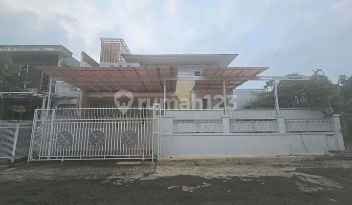 Rumah Modern Siap Huni di Taman Kebon Jeruk Intercon Jakarta Barat