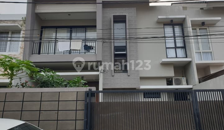 Rumah MODERN LUX Siap Huni di Sunrise Garden Kebon Jeruk Jakarta Barat