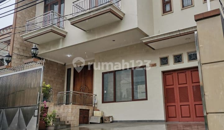 Modern House Best Location in Green Garden West Jakarta