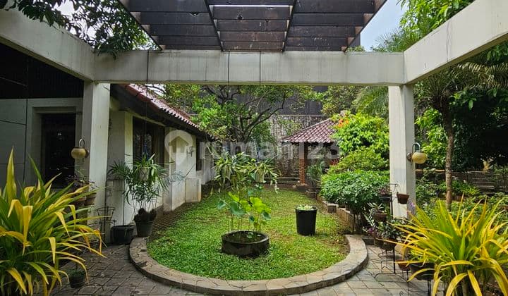 Rumah Garden View di Taman Kebon Jeruk Intercon Jakarta Barat