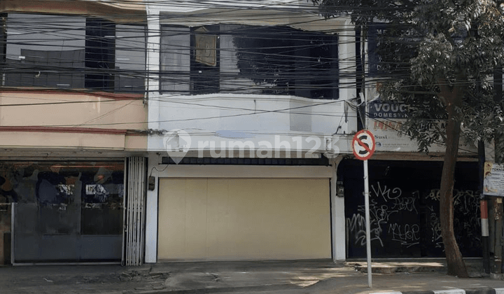 Ruko Strategis 3 Lantai di kawasan komersial Lucky Square, Antapani, Bandung – Lokasi premium tepat di Jl. Terusan Jakarta. Cocok untuk kantor, klinik, butik, salon, usaha kuliner, ataupun investasi sewa.