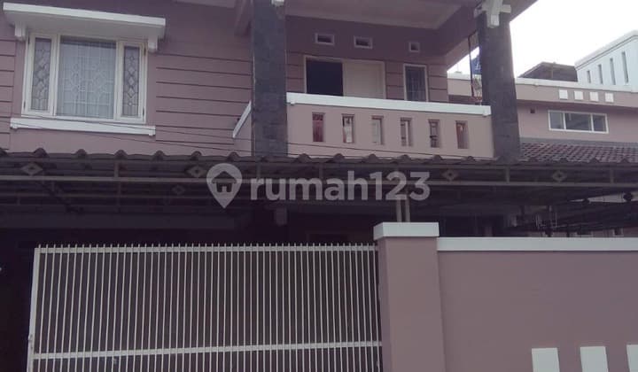Strategic Comfortable 2-Story House Suitable for Boarding on Turangga Street, Bandung