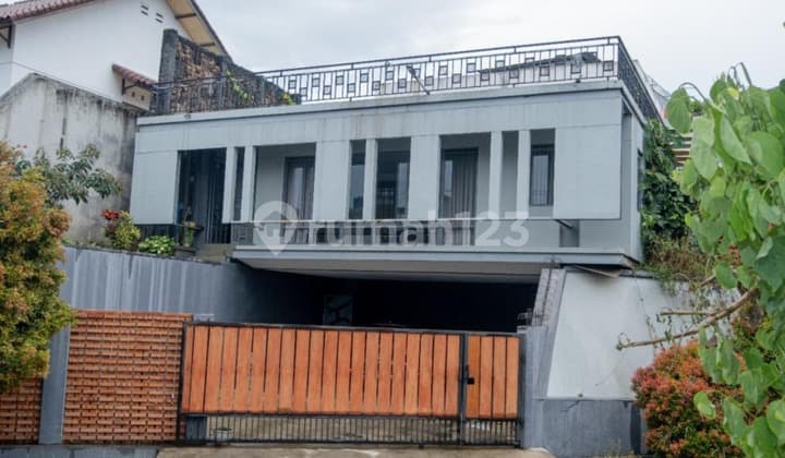 Rumah Minimalis Tropical Courtyard, Furnished. Cocok untuk Rumah Tinggal atau Villa. Dalam Komplek, di Setiabudi Bandung