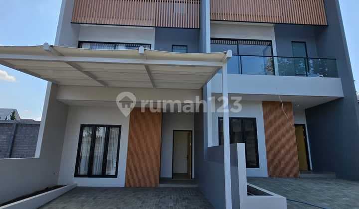 Rumah Baru 3 Lantai Strategis Di Komplek Setraduta