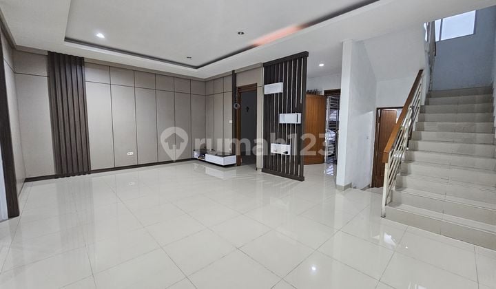 Rumah 2 Lantai Siap Huni di Sayap Setraduta — Baru Renovasi, Semi Furnished, Harga Nego!