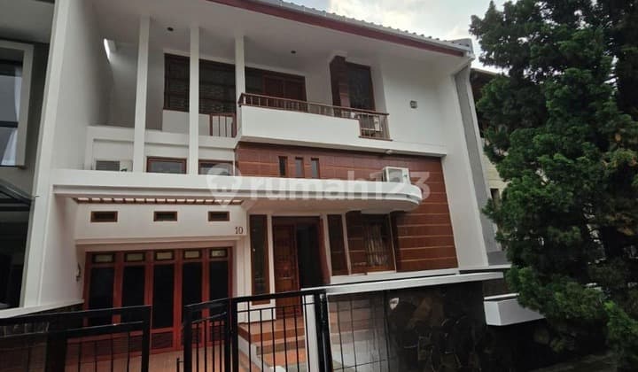 Rumah 2 Lantai Siap Huni di Komplek Singgasana Pradana, Bandung Kota
