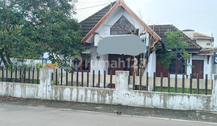 Rumah mepet UGM & UNY.Halaman depan & belakang luas.Multifungsi.Cck utk t4 tinggal, kost2an, homestay, ataupun utk usaha apapun sangat menjanjikan krn lokasi strategis & lingkungan kampus/mahasiswa.