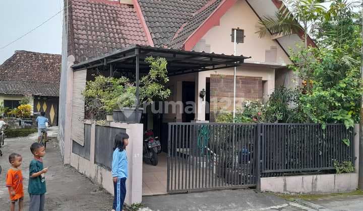 Rumah minimalis di Demakijo, Banyuraden.Dekat dg Mc'D. Rumah SHM Butuh Renovasi