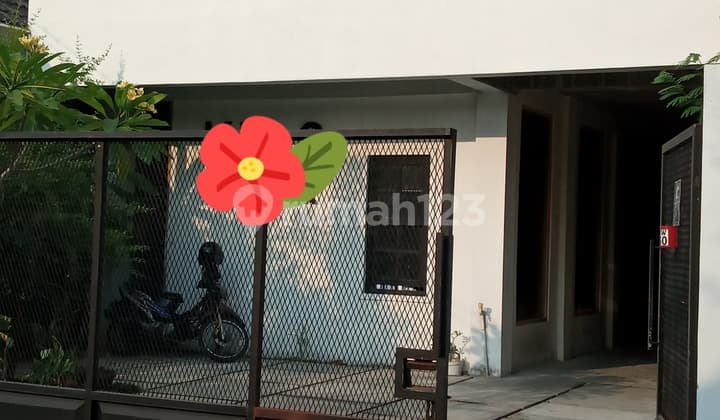 Rumah tinggal (di lantai 2) & ruang usaha ''home industry'' (di lantai 1), lokasi Selatan RS Hermina. Siap huni.