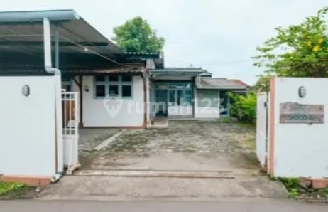 House in Muja-Muju, near the City Hall & SMAN 8 Yogyakarta. Located in a favorite school zone. Spacious front and side yard. Good air circulation.