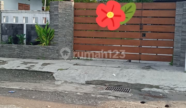 Rumah induk & kost2-an 5 kamar di belakang JEC, dekat PAMELA 3.Halaman depan luas.