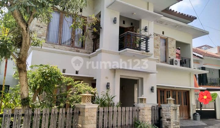 Rumah induk & kost 2 lantai dkt MM UGM, utara apartemen Taman Melati. Desain cantik bak cafe, balkon, taman dg pepohonan rindang, kolam koi.