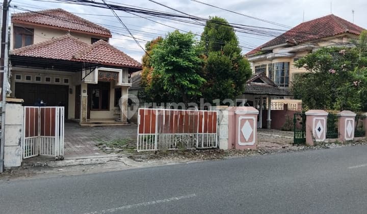 Rumah 2 Lt Dekat Amplaz, Siap Pakai. Lokasi Strategis, Lingk Komersil, Akses Jln Raya.