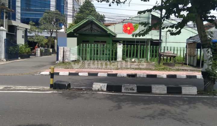 Old House in the Center of Yogyakarta City, 500 Meters from Tugu Yogya, 5 Minutes to Malioboro. Ideal Location for Business, Office, or Residential/Homestay. Commercial Area in the City Center. Quick Sale, Negotiable Until Deal.