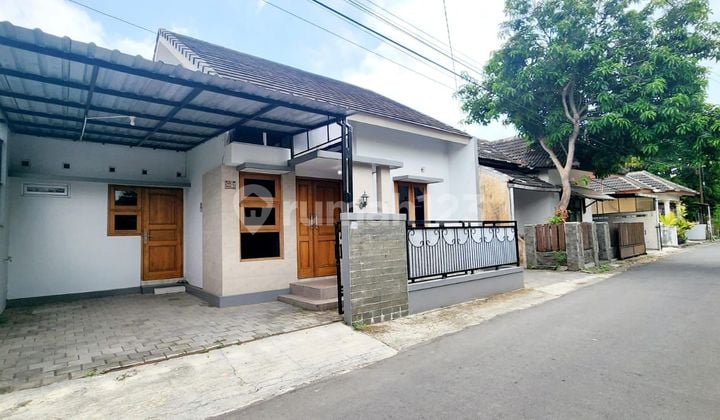 Minimalist House in Kadisoka, Strategic Location. Close to Stadium, Hermina Hospital, Campus, Muh Kadisoka Elementary School, Budi Mulia Elementary/Junior High/Senior High School, Jogja Bay, Supermarket, Bank, Culinary, etc.