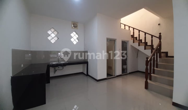 Rumah Minimalis 2 Lantai Sudah Renovasi Siap Huni,Taman Kopo Indah