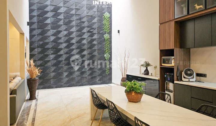 Rumah 2,5 Lantai Permata Buana Lokasi Bagus Baru Renovasi - 190m2