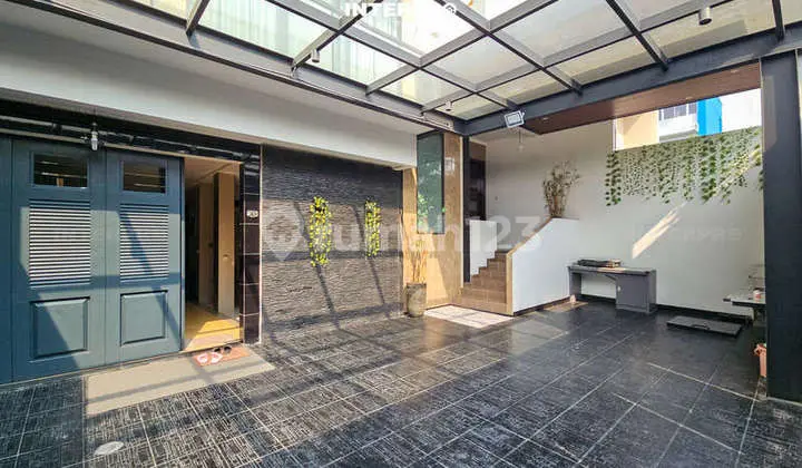 Rumah 2,5 Lantai Permata Buana Lokasi Bagus Baru Renovasi - 190m2