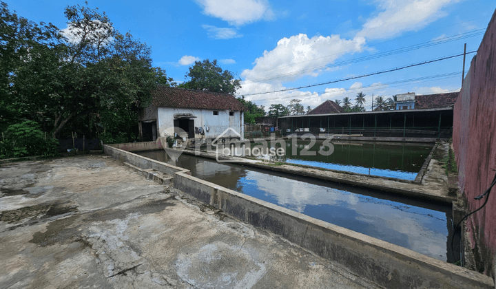 Strategic Spacious Warehouse Near Market in Krebet