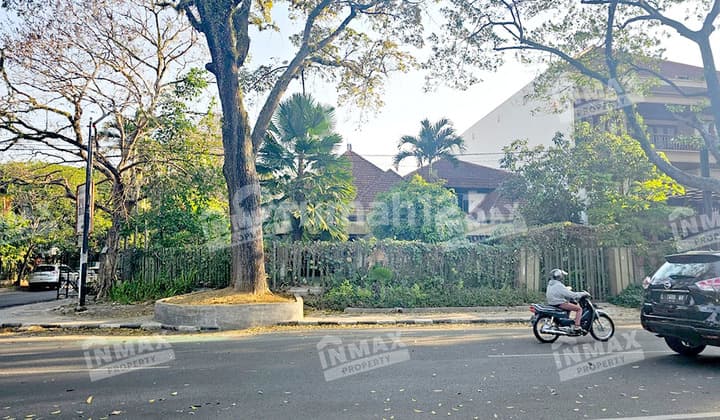 Rumah Klasik Kolonial Posisi Hoek Lokasi Premium Dekat Raya Ijen.