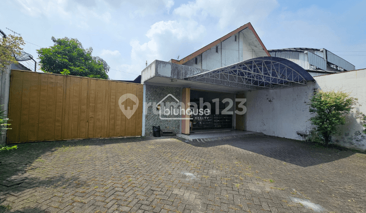 Ready-to-Occupy House Near Pasar Kliwon and the Town Square in Cokroaminoto
