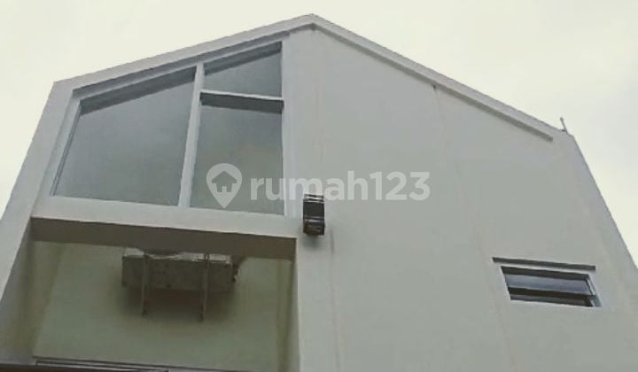Cluster Rumah Baru 2 Lantai Strategis Ciracas. SHM. Scandinavian, One Gate System. Bebas Banjir, Akses 2 Mobil. Ciracas Kota Jakarta Timur. Dekat ke Jalan Utama, Pintu Tol, LRT, Dilalui Angkot. Harga Paling Kompetitif, Layak Sebagai Investasi