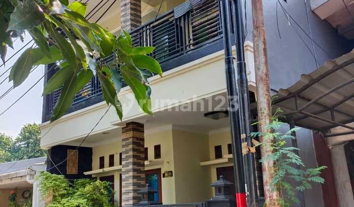 Rumah 3 Lantai Strategis Lega Nyaman Asri Siap Huni. di Perumnas Klender Duren Sawit Jakarta Timur. SHM. Kamar Tidur 4 dan Toilet 2. Halaman Depan bisa Utk 2 Mobil- Akses Tol Terdekat Bintara dan Becakayu