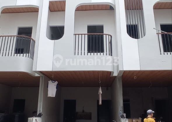 Rumah Baru 3 Lantai Siap Huni Jakarta. Lokasi Banyak Dicari Penyewa , bisa Jadi Hunian Sekaligus Aset Investasi Rumah Sewaan. Akses Mudah Via Tol Rawamangun&Pramuka, Transjakarta, Stasiun. Dekat Rs Matraman , Universitaa, Mall Grand Pramuka