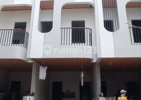 New 3-Story Move-In Ready House in Jakarta. Highly Sought-After Location by Tenants, Can Serve as Both a Residence and Investment Asset for Rental Property. Easy Access via Rawamangun & Pramuka Toll Roads, Transjakarta, Train Station. Close to Matraman Hospital, University, Grand Pramuka Mall.