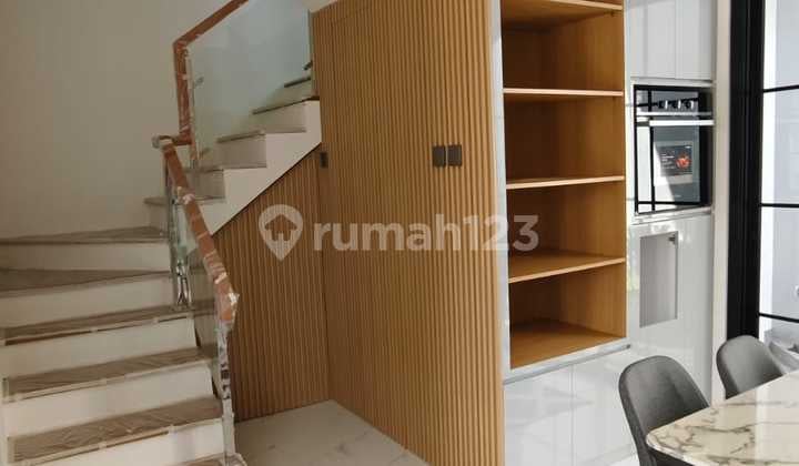 Ada Kolam Renang dan Rooftop. Rumah Mewah, Cantik, Nyaman,. Bebas Banjir, Lingkungan Aman. Perbatasan Jaksel- Tangerang. Dekat dengan Sekolah, Universitas, Pasar, Mall, Rs, Klinik, Rumah Ibadah, Tol ke Bandara. Akses Terbaik ke Jakarta dan Tangerang,