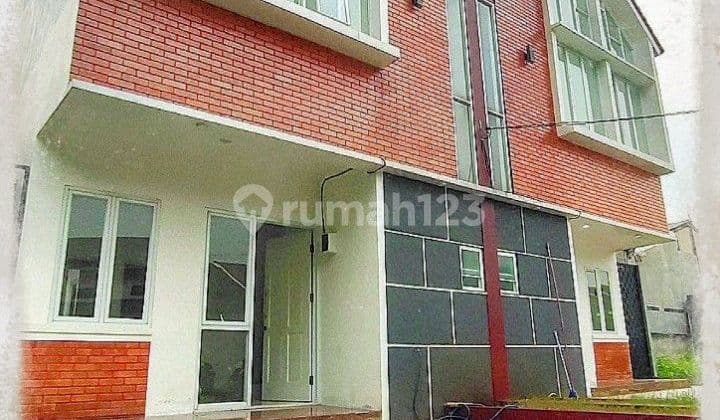 Cluster Rumah Baru 2 Lantai Gaya Scandinavian. Shm. Strategis :
- 10 Menit Ke Stasiun Depok Lama
- 5 Menit Ke Alun Alun Kota Depok
- 5 Menit Ke Pasar Pucung
- 5 Menit Ke Pom Bensin
- 5 Menit Ke Sekolah Sd, Smp, Smu
- 1 Menit Ke Pondok Pesantren Hidaya