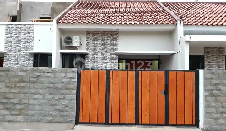 Lokasi Strategis Jakarta Timur Cocok untuk Hunian atau Investasi Harga Terjangkau. Rumah Siap Huni Nyaman 1 Lantai Bambu Apus Cipayung Jakarta.- Dekat LRT Tmii- Dekat Pondok Gede- Dekat Halim Perdanakusuma- Dekat Terminal Kampung Rambutan- Dekat Mabes Tni