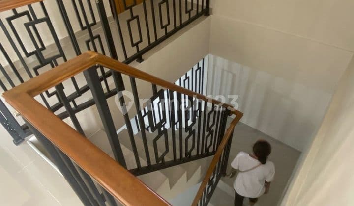Rumah Full Furnished One Gate System, Sentul City. Asri, Sejuk dan Nyaman, View Bagus, Bangunan 3 Lantai. Dekat Sekolah Negeri, Swasta dan International, Rs Emc Sentul City. ke Toll Jakarta dan Borr Hanya 10 Menit