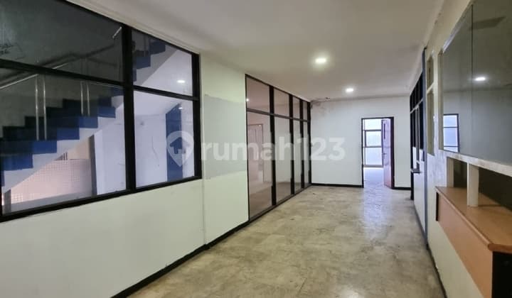 Ruang Usaha , Gedung Ruko At Jl Palatehan, Kebayoran Baru