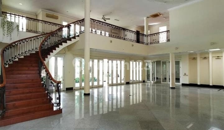 Rumah Luas Dgn Taman At Jl Teuku Umar , Menteng, Jakpus