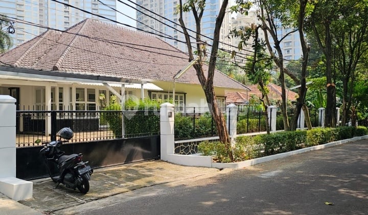 Rumah Bagus Depan Taman At Jl Martimbang, Kebayoran Baru