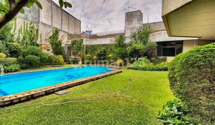 Rumah Cantik Ada Kolam Renang Lokasi Strategis Di Jakarta Selatan
