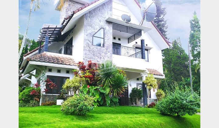 Rumah Villa Lokasi Batu 2 Lantai Semi Furnished Ada Kolam Renang