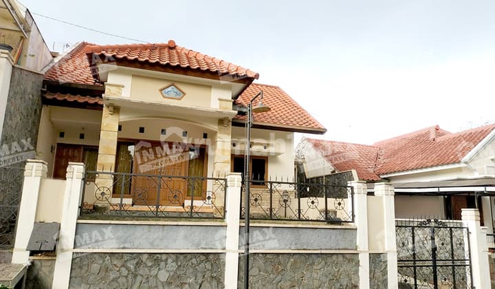 Rumah Sangat Terawat Semi Furnished Daerah Dieng Dekat UNMER