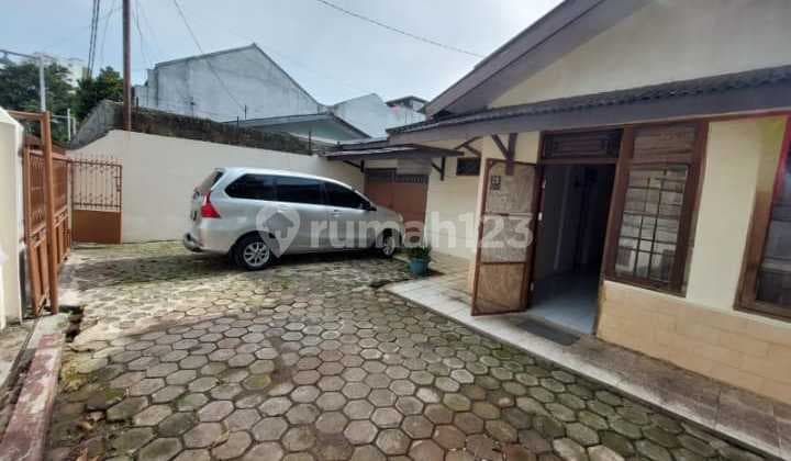 Rumah Tua Hitung Tanah Akses 1 Mobil di Sayap Gunung Batu Bandung