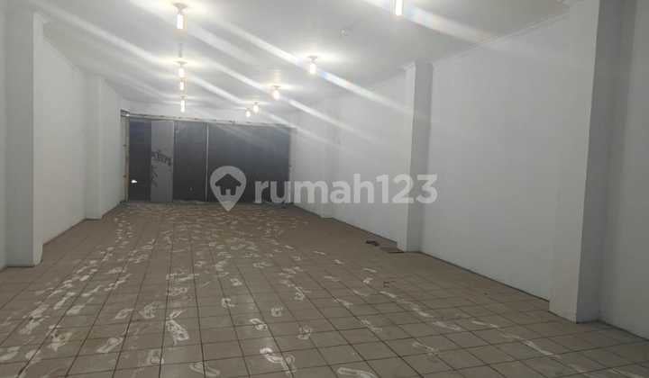 2.5-Storey Strategic Shop House on Main Road Otto Iskandar Dinata, Bandung