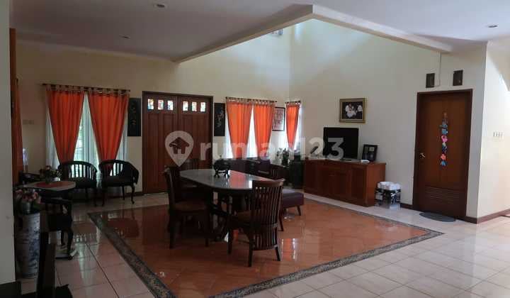 Rumah Luas Jalan Utama di Komplek Pondok Hijau Kota Bandung