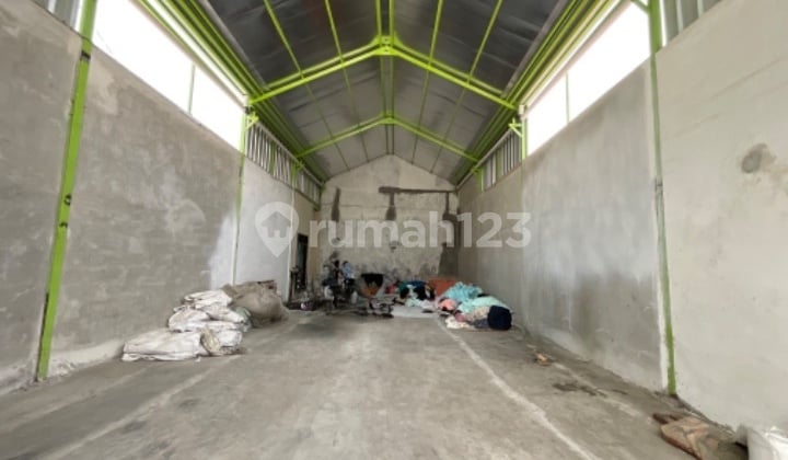 Gudang Bangunan Baru Akses Truk di Daerah Cigondewah Kota Bandung