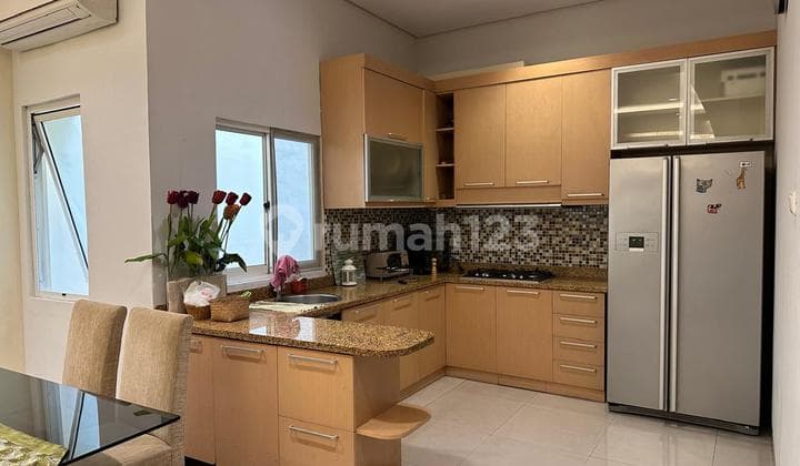 Rumah Town House Emerald Pik