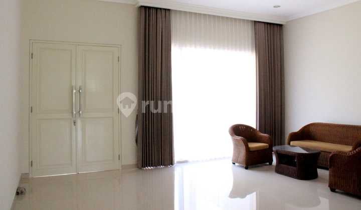 Graha Famili Golf View Ada Swimming Pool American Style Row Lebar