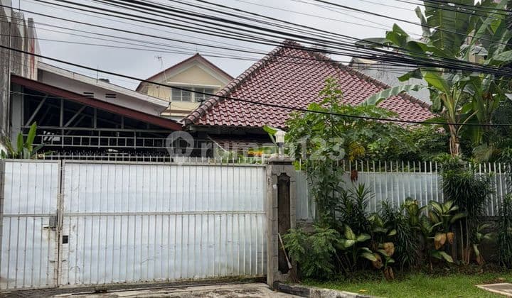 Dijual Rumah Tua Layak Huni. Lokasi di Jalan Sumenep, Menteng, Jakarta Pusat.