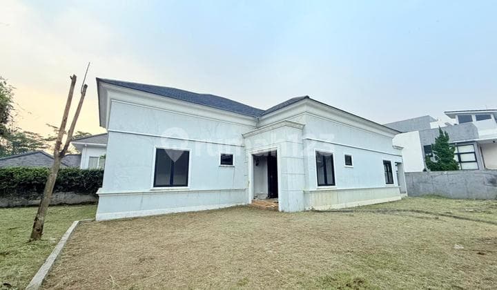 Rumah Halaman Luas Depan Taman Perlu Renovasi Sudah Berpagar Sentul City, Bogor