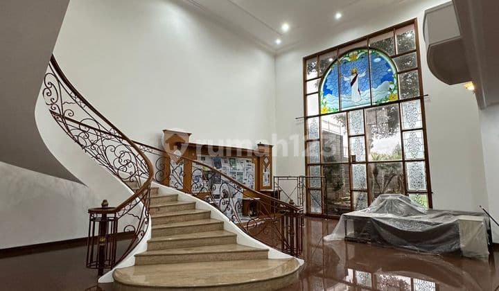 Very Luxurious and Elegant House in Setiabudi Regency