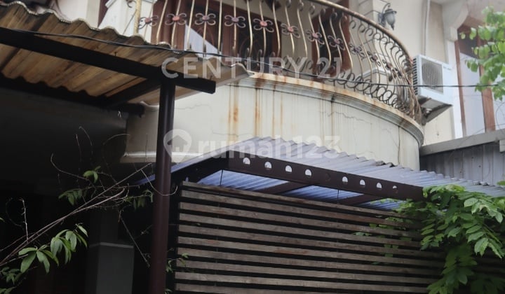 LARGE OFFICE HOUSE VERY STRATEGIC IN BINTARA